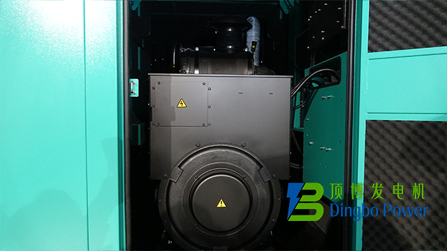 240kW東風(fēng)康明斯靜音箱式柴油發(fā)電機(jī)組3